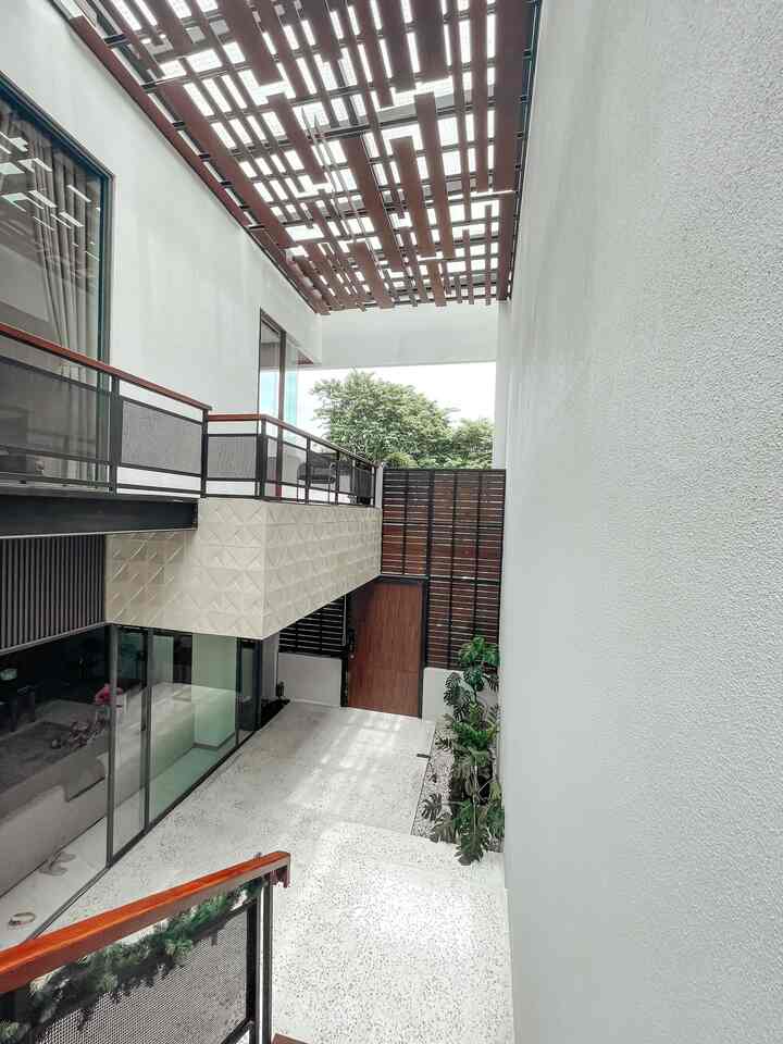 ✨Open Space✨ 

Salah satu aspek biar betah dirumah, yaitu konsep yang terkesan outdoor. Hallway konsep open space ini tu aku suka banget. Setiap malam setelah aktifitas seharian, kita sekeluarga ke atas biasanya ga turun2 lagi. itu kata seperti kita lagi nginep di villa dan balik ke kamar . Feeling itu yang dirasa setiap hari. Seperti ngelewatin area outdoor dulu baru sampe ke kamar. 

yes ada pro n cons pastinya.. tapi sejauh ini aku si masih pro banget dengan konsep hallway kaya gini . 

#openspace #inspirasirumah #iderumah #tropicalmodern #konseprumahterbuka #rumahalavila