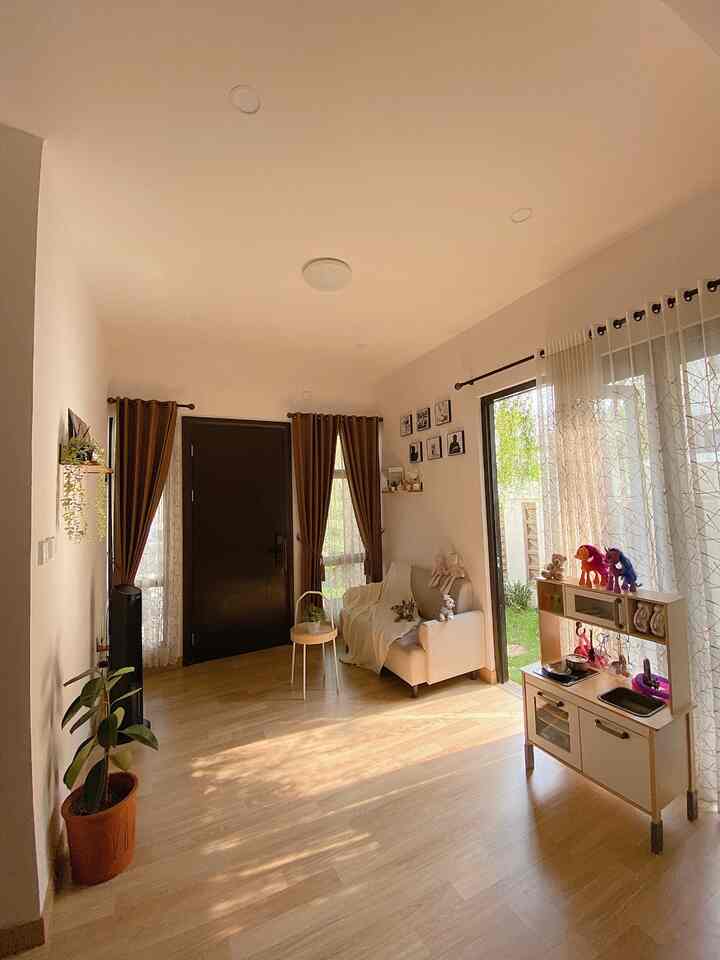 Suasana pagi hari di living room selalu ada matahari pagiii bertamu🥰 
Di sekitar jam 7 pagiii sambil menikmati sejuk nya taman kecil yg berada di samping rumah.. 

#LivingRoom #InspirasiLivingRoom #RumahCluster #RumahDeveloper #LivingRoomWithKids #LiveWithKids 