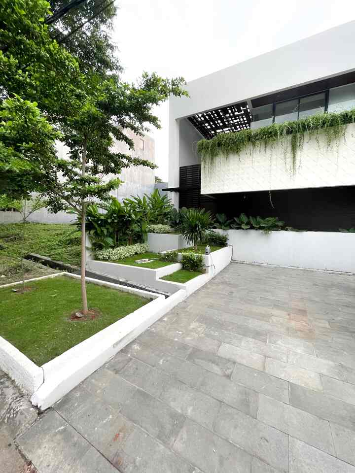 ✨Facade konsep Villa✨

Selain banyak tanaman dan konsep open space nya,  rumah ini juga memilki entrace ke pintu utama seperti vila. Bukan seperti rumah pada umumnya yang sangat terlihat pintu masuknya, tapi di rumah kami ini harus melewati ramp yang pinggirnya dihiasi oleh tanaman calathea luthea. 

#ramp #entrace #inspirasifasadrumah #facadeideas #GayaFasad