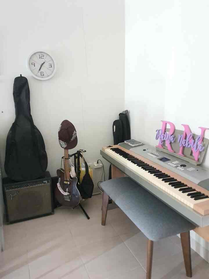 Music Corner

Salah satu corner crucial di rumah karena seluruh anggota suka dan bisa bermain musik, kecuali saya 😆

Meski kecil, dipojok dan harus berbagi dengan ruang kerja saya dan suami ini cukup jadi pojokan bahagia untuk suami dan anak-anak menyalurkan hobi bermusik mereka.

#IdeRuangHobi
#MusicRoomIdeas
#RuangMusik
#RuangHobi
#InspirasiRuangHobi