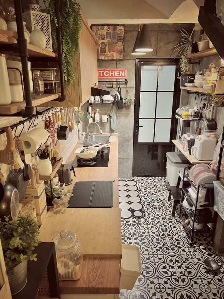 𝘿𝘼𝙋𝙐𝙍 / 𝙆𝙄𝙏𝘾𝙃𝙀𝙉

Penampakan the real dapur hahaha, ya begini aslinya gak dibuat2, dapurku dapur sibuk, serapih2 nya ya spt ini, terkesan penuh, memang sengaja aku ciptakan seperti ini, inginnya penampakannya bisa seperti dapur2 di Pinterest hehehe. Jangan bosen ya sama dapurku 😍😍🫢🫢

#dapur #kitchen #kitchenidea #kitchenstuff #trolidapur #kitchentrolley #informa #ikea #kitcheninspo 