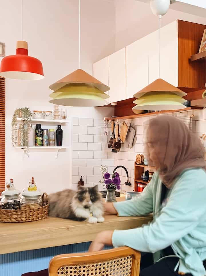 Ruang makan kala siang dan malam hari 🌞🌝

Sebenarnya rumah kami tak memiliki ruang makan, namun kami mengakalinya dengan membuat mini bar sebagai area makan.

Mini bar ini hasil dari membobok tembok penyekat antara ruang tamu dan dapur 🔨

Saat siang hari, biasanya area ini tak luput dari area playground anabul kami, Cocow, namun hanya sebatas untuk mengelus dia. Tak lupa setelahnya kami sterilkan area ini dengan membersihkannya saat akan kembali dipakai untuk makan kami 🐱🧹🧼

Sementara pada malam hari, suasananya akan semakin hangat karena lighting warm light 💡

#dinningroom #diningroomdecor #dinningroomideas #diningroominspiration #japandi #midcenturymodern #petparent #depok #rumahdeveloper