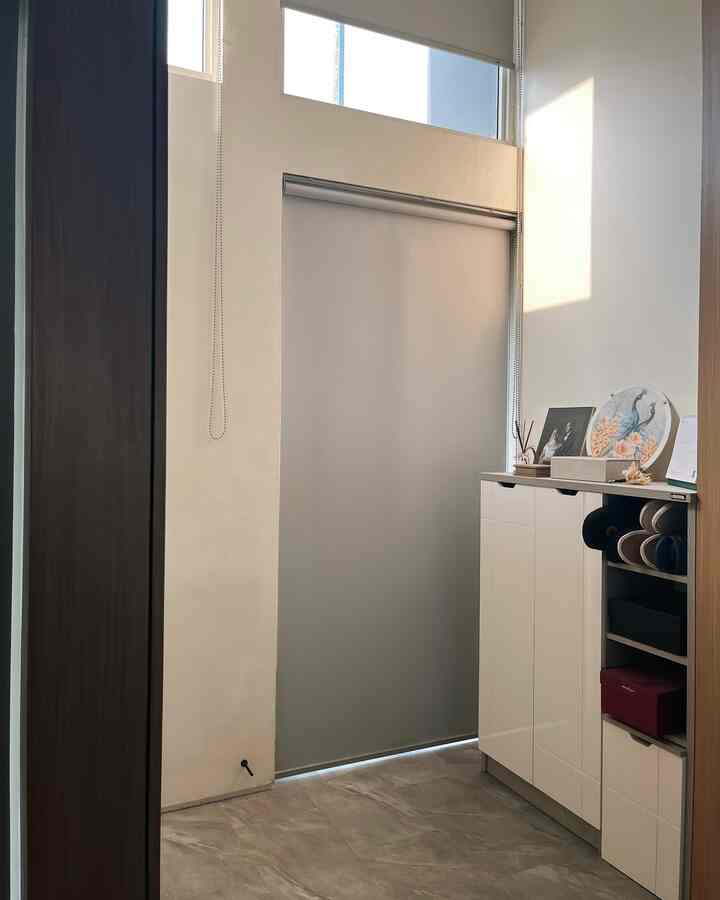 Our little foyer! Dari pintu masuk langsung ketemu sama kabinet yg dipakai buat jadi rak sepatu daaan ada kursi kecil yg udah built in sama kabinetnya!😆
Jadi bisa pake sepatu sambil duduk di dekat kabinet. Plus kita taruh hiasan-hiasan juga diatas kabinetnya buat mempercantik✨
#japandi #foyer #minimalist #foyerdecor #inspirasifoyer