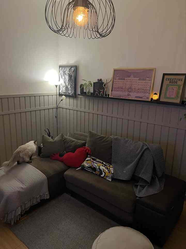 Ruang tamu di malam hari 💪🏻

#livingroom #inspirasilivingroom #rumahdeveloper #rumahdengankucing #rumah #renovasidiri