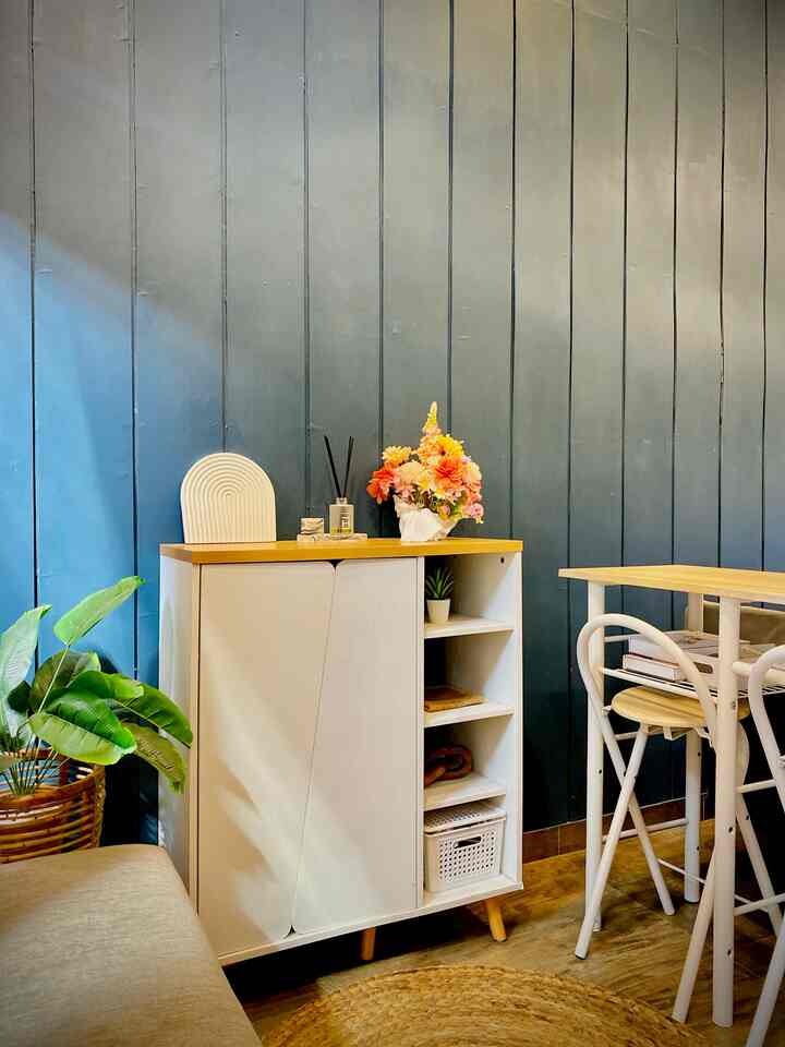 
Item dekorasi di foyer, aku selalu berusaha untuk mendekorasi beberapa item dekorasi  supaya tampilannya ga polos 💕💕💕

Itemnya bisa dimulai dari diffuser, tray coaster dan bunga atau tanaman-tanaman artificial 💕💕💕

#ruangtamuminimalis #foyerruangtamu #ruangtamuestetik #inspirasiruangtamu #foyerestetik #dekorasiminimalis #dekorasiruangtamu 