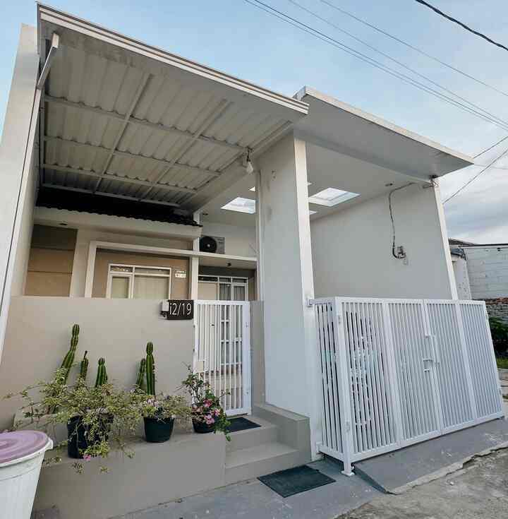Fasad rumahvimi , dengan tema minimalis dengan konsep rumah american style minimalis.
Awal renovasi rumah kami tidak pakai kanopi sebelah garasi.
Slide 1 , 2 , 3 , 4 , 5 : terlihat fasad kami yang terbaru , guna tampilan baru rumahvimi.
Slide 6 & 7 : fasad awal kami, yang alhamdulillah karna fasad ini banyak yang suka dengan rumah kami. 
Untuk palet warna , mami memilih sesuai konsep yaitu sama warna putih, abu . 

Tips dari mami , untuk memilih fasad untuk rumah adalah sesuaikan dengan tema / konsep dari rumah kita. Semua berproses, pelan2 . 
Seperti ini rumah mami punya tampilan fasad baru setelah 2 tahun. 
Semangat semua tetangga online 🫶🫶🫶

#InspirasiFasadRumah
#Facadeldeas
#GayaFasad

