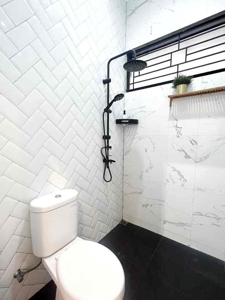 Kamar mandi di rumah kami diberikan granit full dinding agar tidak lembab. Memiliki 2 motif granit yang berbeda untuk sisinya. Dan untuk lantainya kami memilih granit hitam. Putih dan hitam 2 warna dominan di kamar mandi kami.

#bathroom
#bathroomideas
#kamarmandi
#inspirasibathroom
#kamarmandiscandinavian
#dekorasikamarmandi
#dindingkamarmandi
