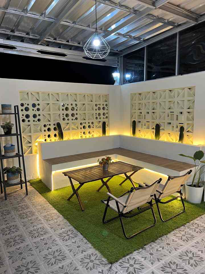 Teras dengan ukuran 3x4 meter ini tempat santai kumpul bersama keluarga yang paling enak dinikmati setiap malam. Agar terlihat segar dan sejuk ada rumput sintetis & juga tanaman kaktus agar terlihat aestetik.
#teras #terasrumah #halamanrumah #mishahome #bandung #terasdepan