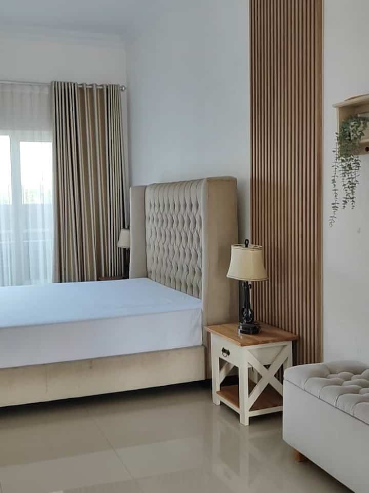 Kamar tidur minimalis, dilengkapi dengan sofabox untuk menyimpan bantal dan selimut agar kamar terlihat rapi. Ditambahkn meja lipat putih yang sesekali di lipat dan di simpan



#kamar #bedroom #kamarminimalis #inspirasikamar #lowbudgetdecor #tinyhome #rumahtanpaarsitek