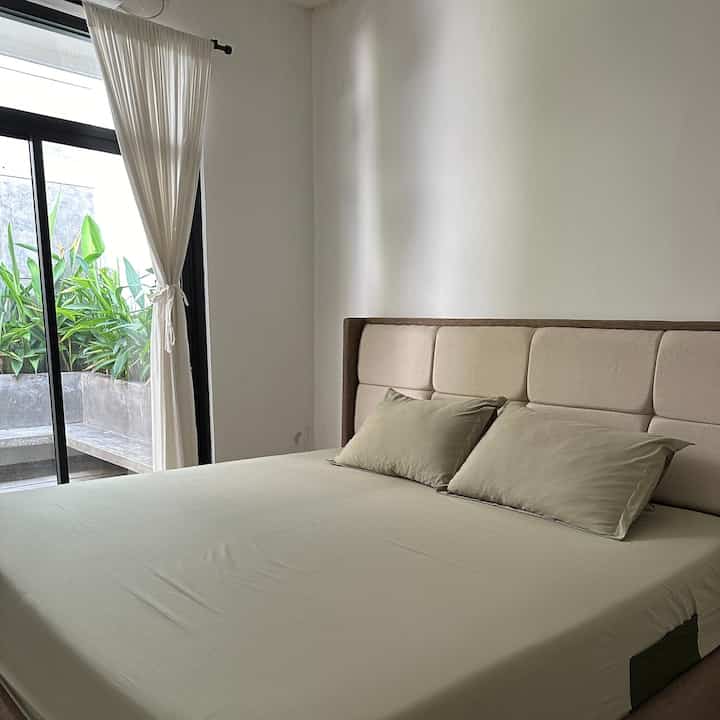 Master Bedroom

Karna terinspirasi dari kamar2 hotel yg langsung menghadap ke taman, maka inilah kamar utama kami. Simple minimalist, tidak terlalu banyak brg. Akan tetapi luas dengan pemandangan menghadap taman belakang. Menggunakan pintu sliding door aluminium, maka dari kamar kami bisa langsung mengakses taman belakang. Juga tersedia dudukkan cor dan taman tropis dari heliconia golden ini. Dan disertai dg wall panel ala industrial home

#inspirasikamarutama
#kamarutama
#industrialhome
#tamanbelakang
#masterbedroom
#makeoverrumahsecond
#bekasi
#rumahtanpaarsitek
#lowbudgetdecor