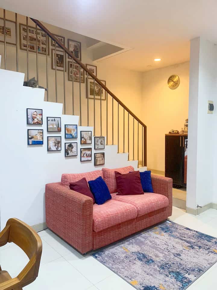 Akhirnya ruang tamu ini ganti beberapa printilan buat ubah suasana, pelan2 barang paksu di turunin juga kebawah jadi property decor hahaha..

#ruangtamu #livingroominspiration #warmhouse #ikea #eklektikhouse