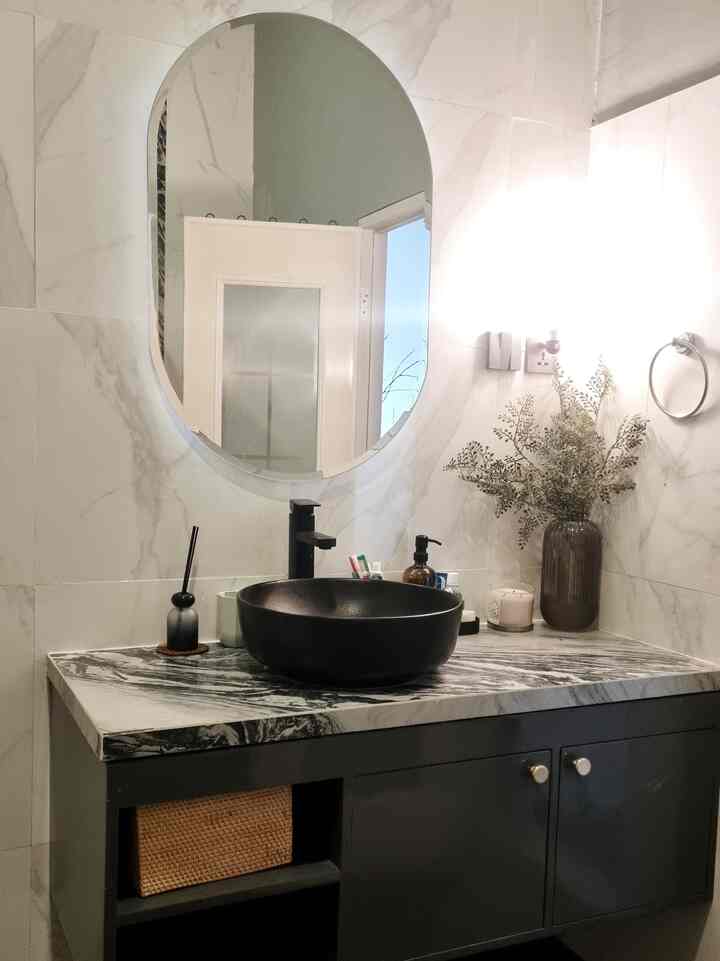 Inspirasi kamar mandi bergaya modern classic dg granit tile bermotif marble. Dg highligt granit besar berukuran 60x120. Sanitary mostly menggunakan warna hitam. Belum ada banyak item dekorasi di ruangan ini dan belum sempurna karena proses renovasinya dilakukan beberapa kali. Namun semoga tetap bs menginspirasi ya #bathroomideas #bathroominspirationn #bathroominspo #bathroomdesign #inspirasikamarmandi #idekamarmandi #homedecor 