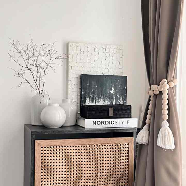 Foyer.

Karena kami mempunyai lahan terbatas dan konsep rumah kami adalah open space. Jadi, sudut living room ini kami jadikan foyer casadirio. Untuk konsepnya sendiri tetap japandi, namun untuk area living room ini kami memperbanyak tone warna lebih dark dibanding ruangan lainnya.

#foyer
#japandifoyer
#japandilivingroom
#japandihomeideas
#japandiopenspace
#japandi
#foyerideas