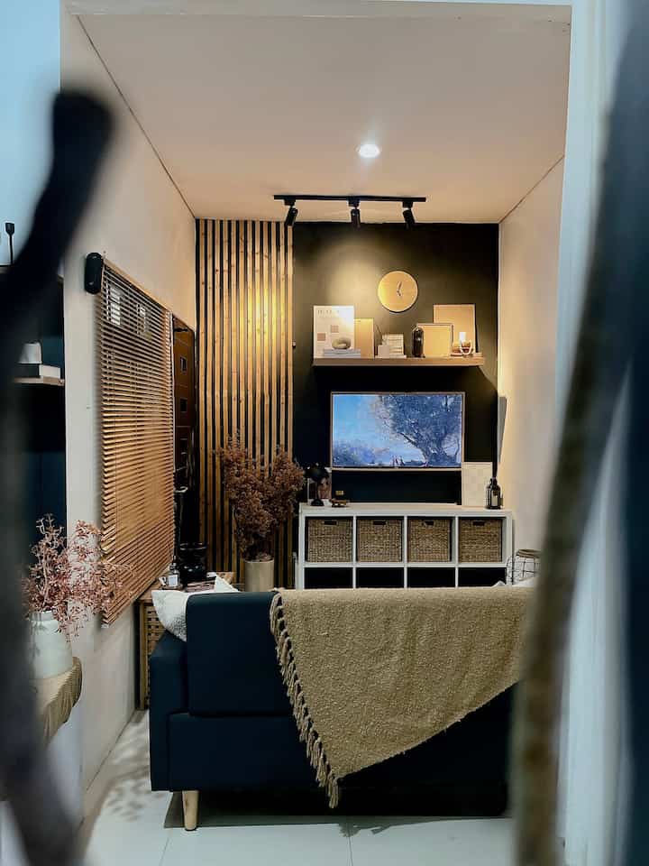 ➖ Interior Styling

Awalnya style rumah kami hanya terpaku pada color pallete saja. Kami mengambil perpaduan warna gelap dan terang agar terlihat lebih seimbang.

Namun, setelah mengikuti O!Class “Elevate Your Home : Level Up with Interior Styling Tips” bersama kak Ivan Eldo, kami jadi lebih tau tentang Interior style, dan mencari apa sebenarnya style atau tema interior rumah kami, ternyata lebih masuk kepada ‘Dark Modern Rustic Interior’. 

4 Unique Decor items yang menjadi on point di ruangan ini adalah :

• Dinding dengan cat hitam yang diberi aksen Wall Slat yang kami buat sendiri (DIY) dengan kayu jati belanda.
• Perpaduan elemen Garis dan Persegi pada dekorasi bisa dilihat pada penggunaan Venetian Blind, Wall Slat, Ambalan, juga Kabinet, Art Frame, Cushions dan Meja Samping yang berbentuk persegi, menambah kesan minimalis.
• Penggunaan elemen natural seperti kayu jati belanda, keranjang eceng gondok, ranting dekorasi, meja kayu dengan raw finish menambah kesan rustic, dan warna hitam pada dekorasi memberi kesan ‘bold’ pada ruangan ini.
• Untuk menambah kesan cozy, kami menggunakan lampu rel dan lampu downlight warna warm. Juga karpet dan throw blanket dengan warna senada.

Semoga menginspirasi yaa 🖤🤎

#OClassInteriorStyling #Homestyle #DarkModernRusticInterior #InteriorStyle #Livingroomdecor #Livingroominspo 