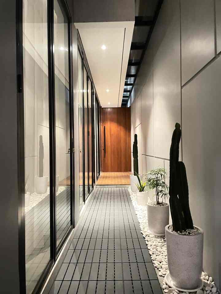 

Ruang ini kami sebut dengan foyer sebagai tempat peralihan menyambut tamu yang akan memasuki interior rumah kita. Foyer juga merupakan bagian dari taman samping kami yang sering digunakan untuk bermain anak-anak.

Uniknya pada rumah kami, tamu yang masuk melalui pintu utama (pintu kayu pada gambar ke-1) tidak langsung masuk ke dalam gedung, namun akan bertemu dengan lorong foyer ini sehingga ketika tamu masuk mempunyai pilihan untuk langsung jalan. ke halaman belakang atau masuk ke dalam rumah melalui pintu kaca (sisi kiri pada gambar pertama).

#homestagram #foyer #ruang tamu #ruang transisi #rumah tropis #minimalis #tropicalminimalist #dekorasiruangtamu #dekorasirumah #Rumah #rumahkecil