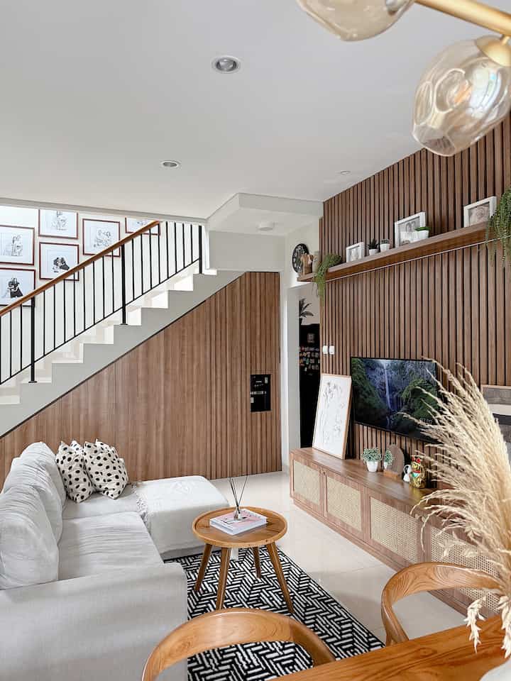 Ruangan Estetik di rumah 43 🤎

Hunian bagiku sangatlah penting mementingkan kenyamanan di dalamnya, tapi alangkah baiknya kalau selain nyaman tapi juga estetik.
Seperti livingroom ku ini, menurutku ini best spot alias ter-paling estetik dirumahku. Kenapa bisa dibilang estetik? Karna aku memainkan tone warna senada dan dipadukan dengan barang-barang dekorasi sebagai pemanisnya. Hihi ini estetik versiku ✨

#BTNOAS7

#LivingRoom #aestheticlivingroom #aesthetichome
#homedecor #ruangkeluarga #design 