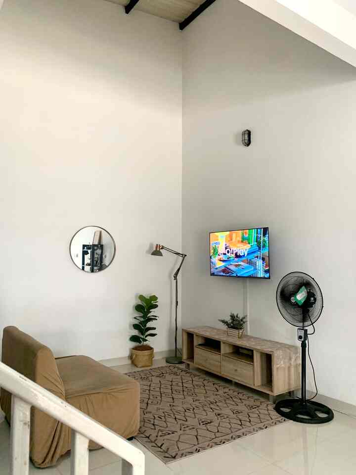 O!Class "Elevate Your Home : Level Up with Interior Styling Tips"
-
Show 4 unique decor items that match with Scandinavian Style

Living room dan kitchen area berada di satu line. Dengan gaya skandinavia didominasi warna netral seperti warna wood, hitam dan sedikit abu-abu. Furnitur minimalis yang fungsional dengan ukuran sesuai kebutuhan kami. Penambahan bingkai dinding abstrak juga sentuhan tanaman artifisial membuat ruangan lebih homey.
1. Pohon ketapang biola artifisial
2. Bingkai dinding abstrak 
3. ⁠Lampu lantai minimalis
4. ⁠Karpet antislip motif abstrak

#OClassInteriorstyling
#homestyle