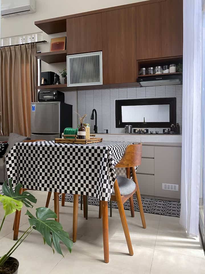 Hi all. The photos this time are more of a full capture of my room. Actually, the theme I want is Mid Century Modern Style. I really understand that designing this interior is actually not cheap. I made all of these decorations in a low budget version, so the style atmosphere of the Mid Century Modern theme certainly doesn't feel optimal. But I'm comfortable with my current interior 😊. I will share several items that support this style, here we go:

1. Of course, checkerboard patterns are a favorite of Mid Century Modern fans.
2. Custom and non-custom frame blocks to support typical Mid Century Modern colors.
3. Artificial plants and other small decorations to complement the decoration.
4. Table lamps and other lamps with an "iron" feel are also characteristic of Mid Century Modern interiors.

Let's grow to create an interior style that will truly suit our personality 🖤💛

#OClassinteriorstyling
#homestyle
#midcenturymodern
#modernstyle
#tinyhouse
#36m2
#livingalone