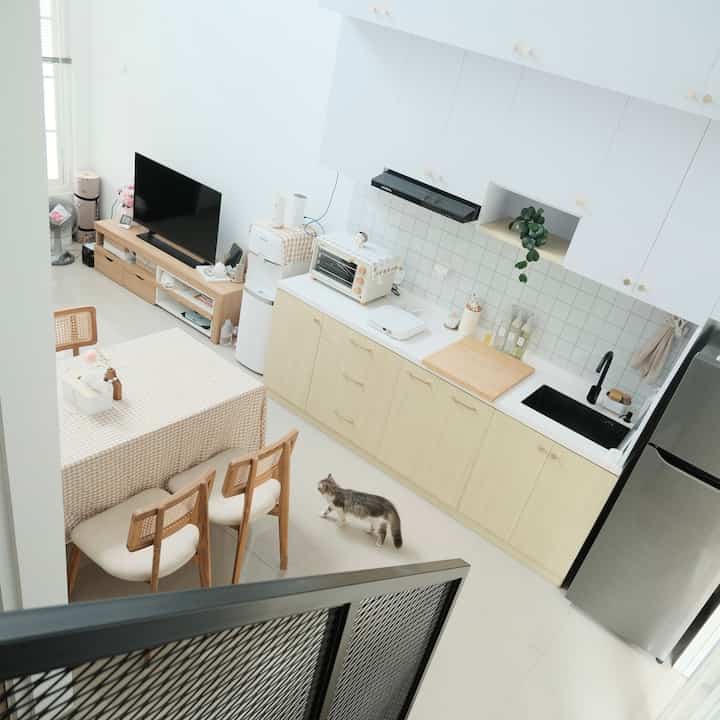 Minimalist-Japandi House

Pada saat awal pembangunan rumah dan rencana desain interior (untuk pemilihan furnitur dan waena didalamnya) kami mengambil inspirasi dari rumah di drama korea, sehingga awalnya kami mengira style rumah kami adalah Korean 😬 sampai kemarin join O!Class Interior Styling Tips baru tau kalau ternyata rumah kami adalah Minimalist Japandi karena pemilihan bentuk dan warna minimalist dan furnitur kayu (japandi)

Untuk dekorasi unik dirumah kami yang menambah kesan japandi adalah

1. Untuk lantai atas kami menggunakan lantai SPC sebagai alas lantai dengan motif kayu

2. Dining table dengan kombinasi kayu dan rotan

3. TV cabinet bernuansa japandi dengan pemilihan warna putih dan kayu

4. Kitchen set warna kayu dan putih

#OClassInteriorstyling #homestyle #MinimalistJapandi