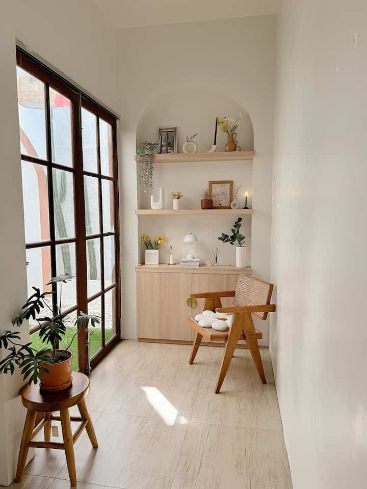 Skandinavian
Semangat dan terus belajar...
Seru banget ikutan O!class kemarin bareng kak IVAN Aldo Studie. Terima kasih O!house sudah mengadakan O!class "Elevate Your Home :Level Up with interior Styling Tips " yang materi nya bener2 yang selama ini pengen aku tanyain hehe.. 

Selama ini jujur, aku tu bingung banget kira2 tema rumah ku itu apa sih? Nah lewat O!class kemarin alhamdulillah terjawab sudah.

Rumah kami didominasi warna putih karena memberi kesan ruangan terasa luas dan terang. Dan rata rata furniture dirumah kami menggunakan kayu dan beberapa tanaman hidup atau artificial.

Ruangan ini merupakan bagian dapur dan meja makan dengan posisi taman yang berada di tengah tengah antara kamar anak dan ruang terbatas..
Nah di slide pertama ini merupakan area terbatas yang aku kasi pintu dengan kayu mix kaca agar terkesan luas dan pintu ini bisa dibuka.
Di slide kedua ini merupakan pintu kamar anak yang menuju ke taman mini dengan pintu full kayu mix kaca yang bisa dilipat.
Slide ketiga,  dan keempat di bagian dapur dan ruang makan kami juga masih mendominsi beberapa furniture kayu.
Slide kelima merupakan taman di tengah rumah dengan pintu lipat yang dibuka.

 *show your 4 unique decor item that match with your home style:
1. Pintu lengkung dengan handle bulat
2. Pintu lipat kayu mix kaca yang full pada dua sisi ruangan.
3. Sora table dengan warna sand
4. Meja makan kayu yang saya pesan di pengrajin jepara.

#Oclassinteriorstyling
#homestyle
