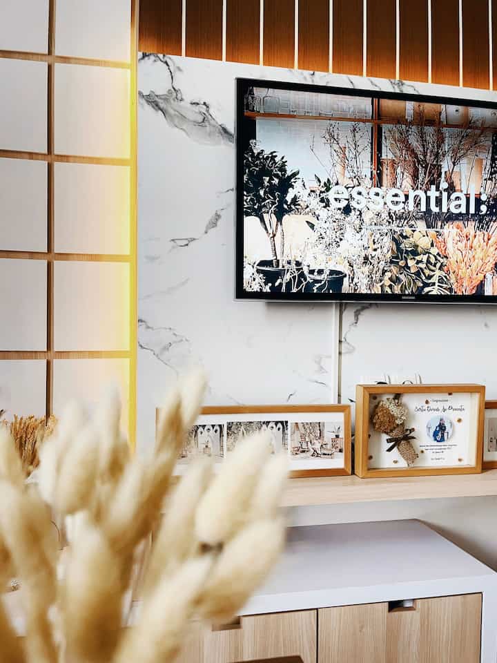 Kei House Story 

Sebelum menemukan rumah ini beberapa kali aku dan suami sempat survey ke beberapa cluster di daerah Bekasi namun sulit menemukan yang cocok. Tapi setelah survey lokasi di sini kami merasa cluster ini tepat dan sesuai dengan apa yg kami cari untuk hunian pertama. 

Lokasi rumah ini cukup strategis karna dekat dengan fasilitas umum seperti sekolah anak, rumah sakit dan tempat perbelanjaan. Dan yang menjadi alasan utama karna rumah ini berada di jalan Boulevard dengan row yang cukup luas.

#MyHomeStory
#PerjalananRumahku
#CeritaRumahku
#JapandiStyle
#JapandiDesainInterior