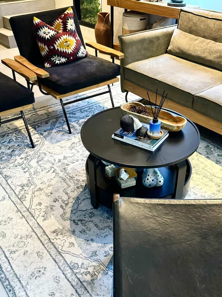 Interior Styling 

Kami tidak punya basic interior styling disaat bangun rumah hanya pengen rumah semi industrial tropical (gak terlalu industrial dan banyak tanaman) 

Setelah bangunan selesai, timbullah problem bagaimana menstyling interiornya
Dengan keterbatas ilmu dan hanya scrolling sosial media terciptalah styling yang alakadarnya

Bersyukurnya ada O!Class membahas interior styling temanya pass banget yang kami butuhkan 
“Elevate Your Home : Level Up With Interior Styling Tips” bersama kak ivan eldo

Dari O!Class tersebut jadi mulai tercerahkan untuk menambah styling ruangan dari livingroom dulu

4 Unique decor Items yang membuat ruangan lebih industrial (raw) :
1. Ruangan di cat tidak pure putih tapi memilih warna putih ke arah abu agar ruangan terkesan lebih warm dan redup 
2. Expose balok atap plafond namun tetap rapih dibalut gypsum dan dicat putih, agar masih ada sisi maskulinnya namun tetap rapih
3. Adanya unsur natural dari Furniture dan dekorasi berwarna hitam dapat dilihat dari coffee table, lounge chair, stone table lamp dan dekorasi vas yang unfinished, Wood furniture dari stool, sofa, chair, console table 
4. Dan menambahkan beberapa dekorasi agar dapat suasana warm & cozy dari pilihan karpet motif vintage, lantai granite tiles clay art, gorden look like linen warna abu kecoklatan, lighting memakai warm white 

Sampai saat ini, ini ruangan yang paling kami rasa terasa nyaman 🤍🤎

#bumitimi #oclassinteriorstyling #homestyle #interiorstyling #oclass #livingroom #livingroomindustrial 