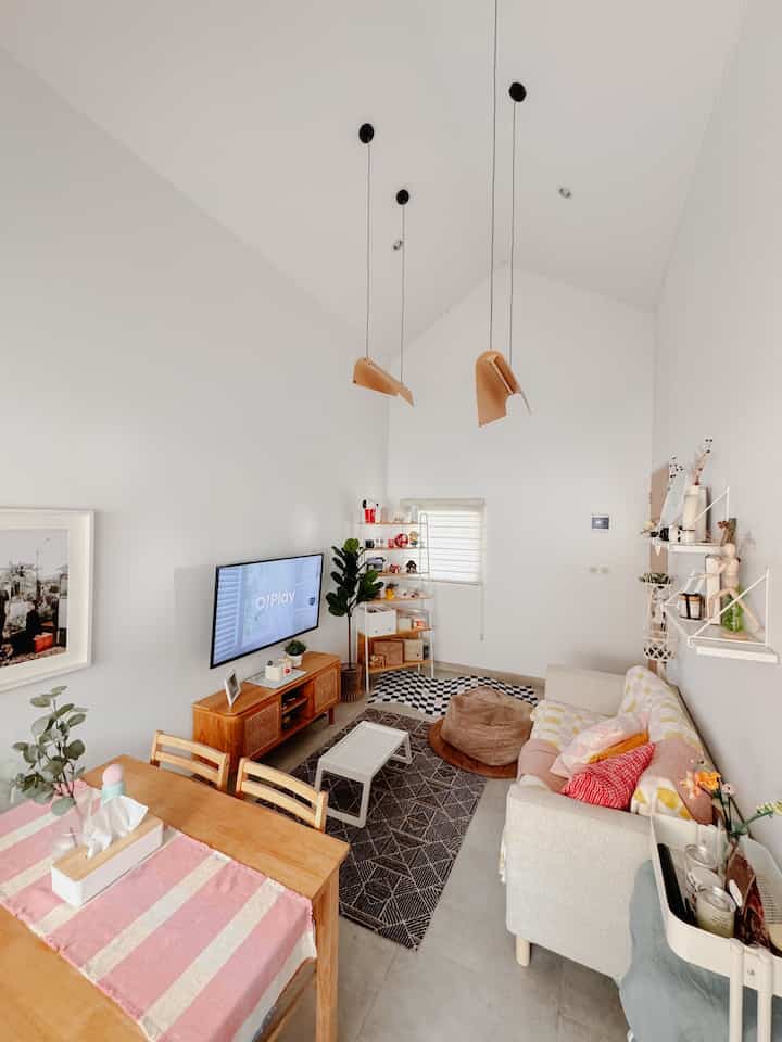 Area living & dining room birdeye version. Ruangan ini merupakan ruangan pertama yang menyambut kedatangan penghuni maupun tamu ketika sampai ke rumah. Ruangan ini juga merupakan ruangan yang paling iconic dan estetik dengan ceiling tinggi berbentuk segitiga.

Ceiling tinggi membuat ruangan ini lebih grand dan terlihat memiliki hierarki yang lebih tinggi dari ruangan lainnya.

#BTNOAS7 #LivingRoomStyling #LivingRoomDecor #Scandinavian #LivingRoomInspo #RuangEstetik