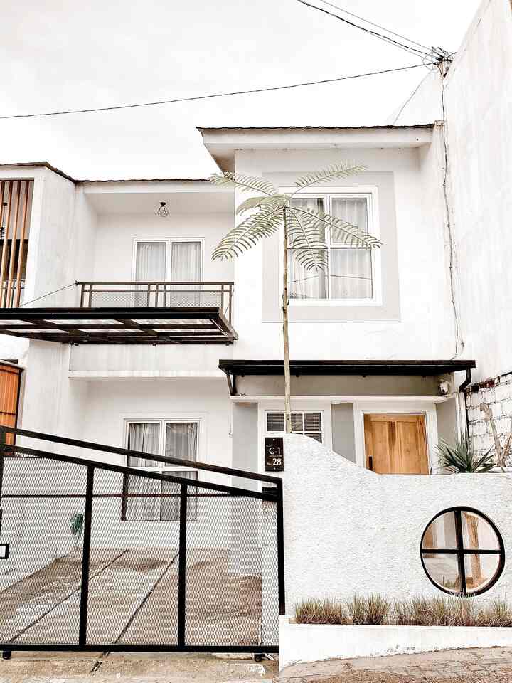 Facade rumah alfa #rumahalfa
Hampir 2 tahun sudah facade rumah alfa jadi , selama 2 tahun ya masih gini2 aja wkwkw
Cuma nambah pohon pakis brazil biar ga garing2 banget ni rumah 🤪
#fasad #fasadrumah #idefasad #fasaddesign