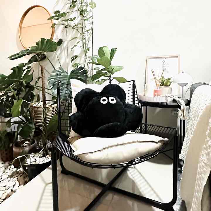 Holaaaa
Selamat malam dari casaaksadaru! 👋🏻
Di misi terakhir S6 ini aku mau share sudut favorit di samping green corner casaaksadaru. Kursi baca yg sering dipakai buat nonton tv dan duduk2 manis sambil ngopi hehehe. Sudut ini tu tempat yang paling gampang di mix n match sesuai mood kita gitu lhoo. Daaan yg gemes tu bantal ini nih, black flower. gemes gak sih! 
Sudut mana favorit dirumah kalian? 🥰
Semoga bisa menginspirasi yaaa 🤍

#sudutfavorit
#pojoksantai
#casaaksadaru
#homestyling
#homedecor
#mixnmartch
#decorationhome
