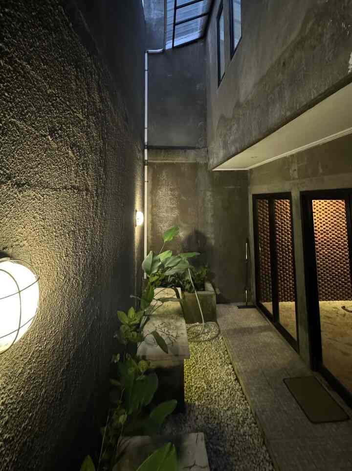 Daerah rumahku ini gak pernah masuk list tiap punya keinginan nyari-nyari rumah hehehe
Akses ke tempat ramai tuh klo mau cepat yah harus lewat tol dulu lumayan kan biayanya klo dipikir2 😅

Ternyata apa yang gak kita sukai belum tentu gak baik menurut Allah 😭😭😭 dan emang maasyaAllah speechless banget dari ngontrak sana sini, udah lelah banget nyari rumah sampe sempat tinggal di ruko, Allah 'pilih'kan lah kami di rumah kami ini sekarang 🥹🥹🥹 sungguh indah rencanaMu 
Perjuangannya gak perlu ditanyakan lagi deh, aku pun sampai sekarang msh gak nyangka dapat hadiah dari Allah ini ❤️

Rumah impian??ini sangat lebih dari doa-doa kami, sangat privasi 🥹 alhamdulillah bisa punya taman dalam rumah pun masih gak nyangka banget 🥹

Teman2 smoga yang sedang berjuang untuk bisa punya rumah selalu dimudahkan yah 😇

Barakallahu fiikum ❤️

#MyHomeStory
#PerjalananRumahku
#CeritaRumahku
#Rumahyuqibam
#Inspirasitamanrumah
#RumahIndustrial