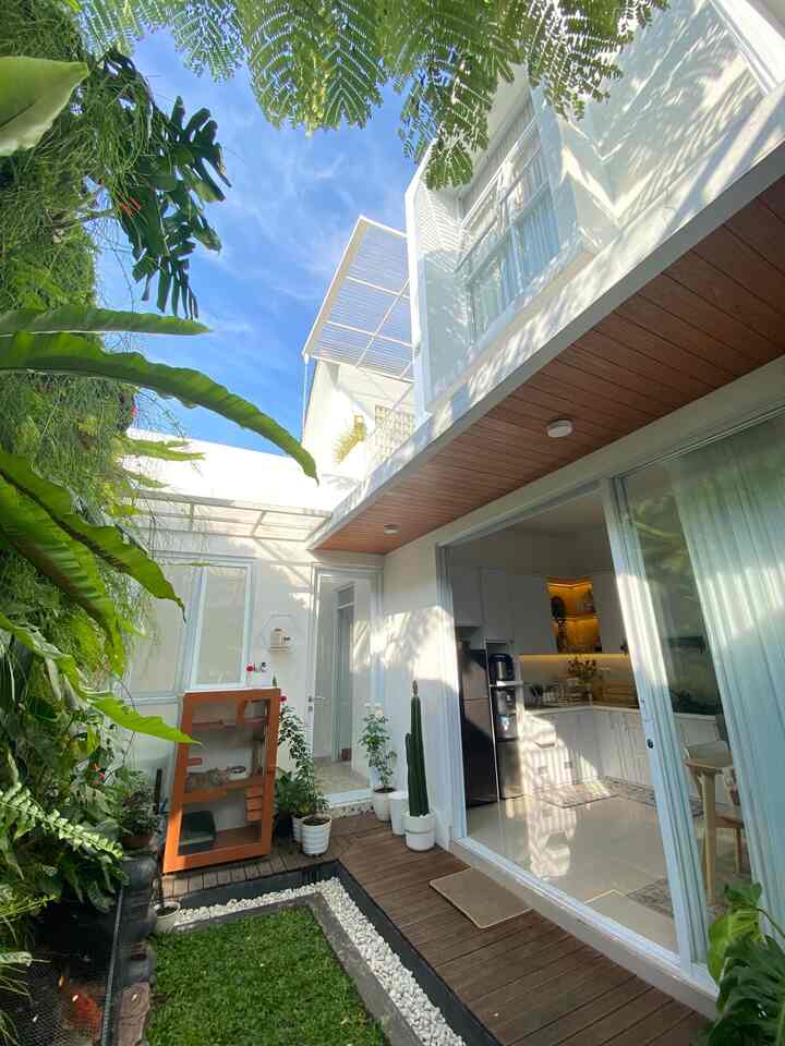 Bagian Belakang Rumah di d_houseds

Perkenalkan ini adalah bagian belakang rumah kami. Kami menatanya agar tidak kalah cantik dengan bagian fasad rumah ini. Bisa dibilang sehari-hari kami lebih sering menghabiskan waktu di area belakang rumah ini ketimbang di depan rumah. Pada bagian belakang rumah ini ada vertical jungle, kolam ikan koi, kandangnya majikan berbulu, dan akses menuju ruang cuci, dapur kotor dan gudang. 

#BackYard
#TamanBelakang
#VerticalGarden
#VerticalJungle
#RumahDeveloper
#Cimahi
#Bandung