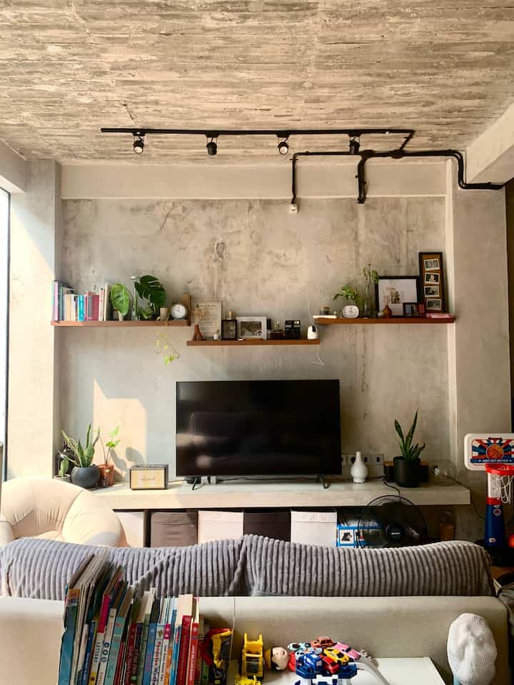 Cerita tentang kami menemukan di_ruma.
Berawal dari keinginan yang pengen bgt punya rumah deket jakarta, karena mobilitas kami yg memang semua dijakarta.
Awal mula kami melihat beberapa rumah developer dan gatau kenapa ga ada yg sreg sama sekali.
Sampe akhirnya dapat info dekat dirumah kakak kami ada tanah yang mau dijual. Akhirnya pun kami survey kesana dan ternyata, jeng jenggg benar-benar layout yang kami mau.
Dari awal emang pengen banget punya rumah yg memanjang, bukan mengkotak. Karena gatau aja, selalu suka sama refrensi2 rumah yg memanjang kalo lagi liat pinterest 🤣
Dan alhamdulillah kami dikasih rejeki untuk bangun dari 0, yg dimana dari semua segi layout dan tata ruang benar-benar bisa yang kita mau ✨
#MyHomeStory
#PerjalananRumahku
#CeritaRumahku
#RumahIndsutrial
#RumahTumbuh