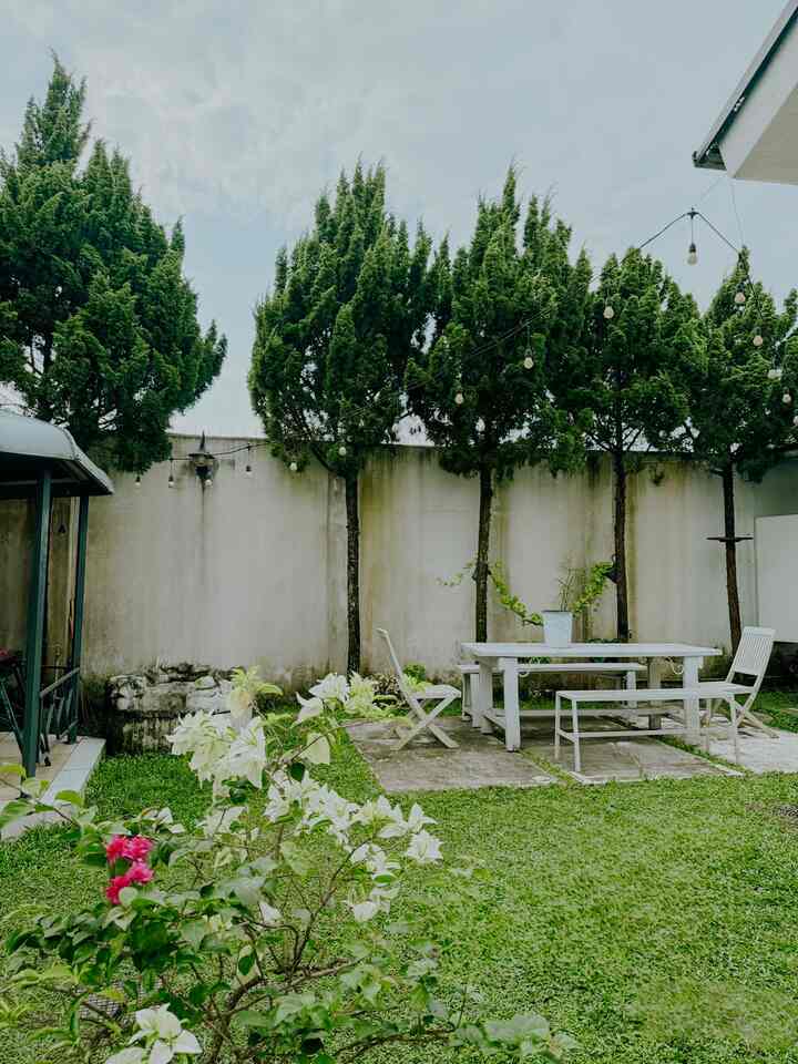 Cerita Singkat Rumah Dengan Halaman Luas.

Awal mula ketertarikan kami memiliki rumah dengan konsep outdoor yang luas,adalah saat kami pindah ke Pekanbaru kantor menyediakan rumah dinas yang halamannya luas namun tidak terawat.
Selama menempati rumah dinas,halamannya aku tata sehingga nyaman dipakai untuk anak anak bermain.
Sejak itulah kami memutuskan untuk memiliki rumah sendiri dengan mencari dan membeli sebidang tanah seluas 500m2 yang lokasinya masih dekat dengan rumah dinas.Tanah kami beli tahun 2011 dan membangun rumah di awal tahun 2012.Proses pembangunan hanya 8 bulan karena desain rumah simpel,dan lebih banyak area terbuka.
Inilah cerita singkat tentang rumah kami yang dikenal kerabat sebagai ‘rumah tempat berkumpul yang paling nyaman dengan halaman yang luas’.

#MyHomeStory
#PerjalananRumahku
#CeritaRumahku
#RumahDenganHalaman
#RumahDanTaman