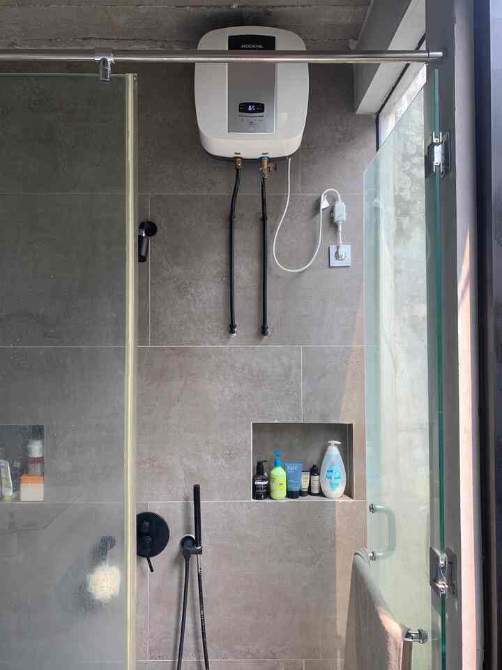 Kamar mandi utama yang langsung berada didalam kamar kami. 
Pengen banget dari dulu punya kamar mandi yang konsepnya ada tamannya. Karena sejuk aja gitu liat hijau-hijau sambil mandi atau sekedar nongkrong 🙏🏻
#rumahindustrial
#rumahtumbuh
#kamarmandi
#bathroomideas
#minigarden
#rumahmilenial
#homeinspo