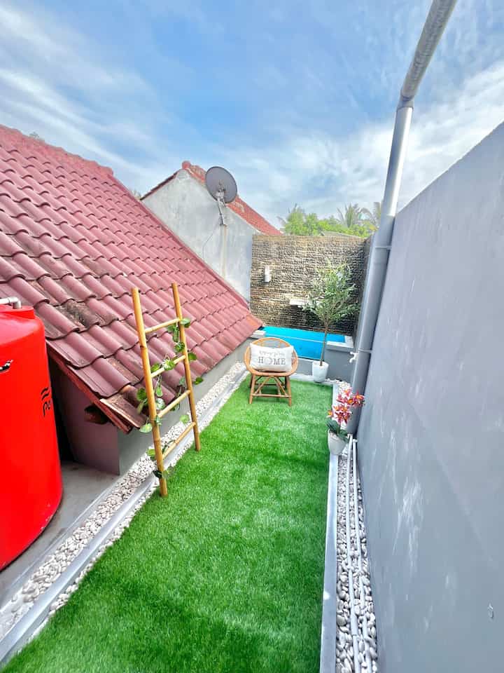 Ini adalah pemandangan dari atap
Awalnya ini hanya sekedar area berjemur, kemudian saya multifungsikan sebagai area bersantai dengan sedikit perombakan.

Dikasih kolam ikan kecil, tapi jujur jarang diisi ikan😄, terus dikasih rumput sintetis dan pinggirnya dikasih batu koral putih,

Selama tidak digunakan untuk berjemur, kami sekeluarga kadang bersantai bersama disini.. 😇

#rooftop #tamanberanda #tamanmini #tamanrumah #myhomestory #perjalananrumahku #ceritarumahku #minigarden #backyard