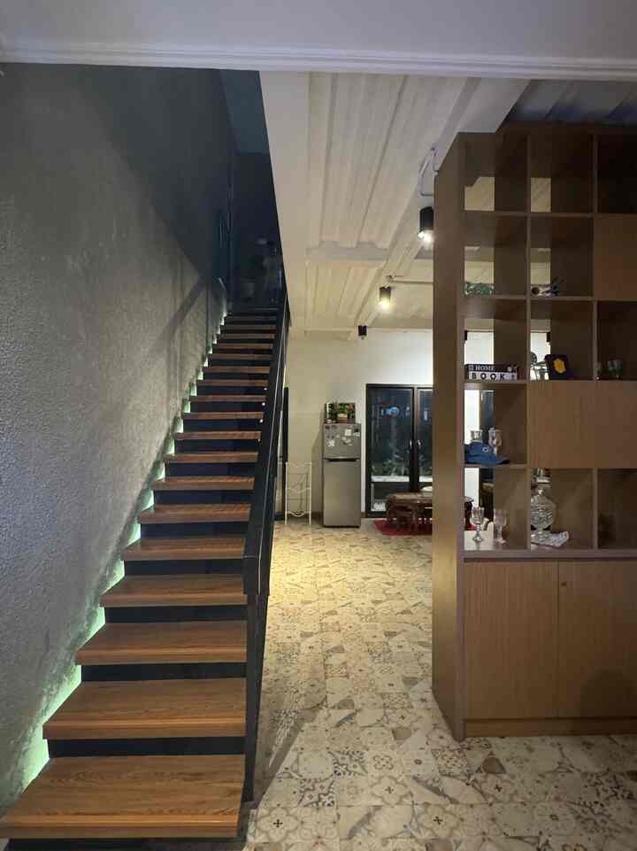 Night vibes di rumahyuqibam ☺️☺️☺️

Suka banget sih suasana night gini, lampu warm white nya bikin suasana hatiku kebawa adem juga hehehe...tangga yang dekat dengan ruang tamu kutambahin lampu selang pada sisi tangga bikin suasana warmnya tuh makin kerasa ☺️

#nightvibes
#Nightview
#rumahyuqibam
#rumahindustrial
#homedekor
#dekorasiruangtamu
