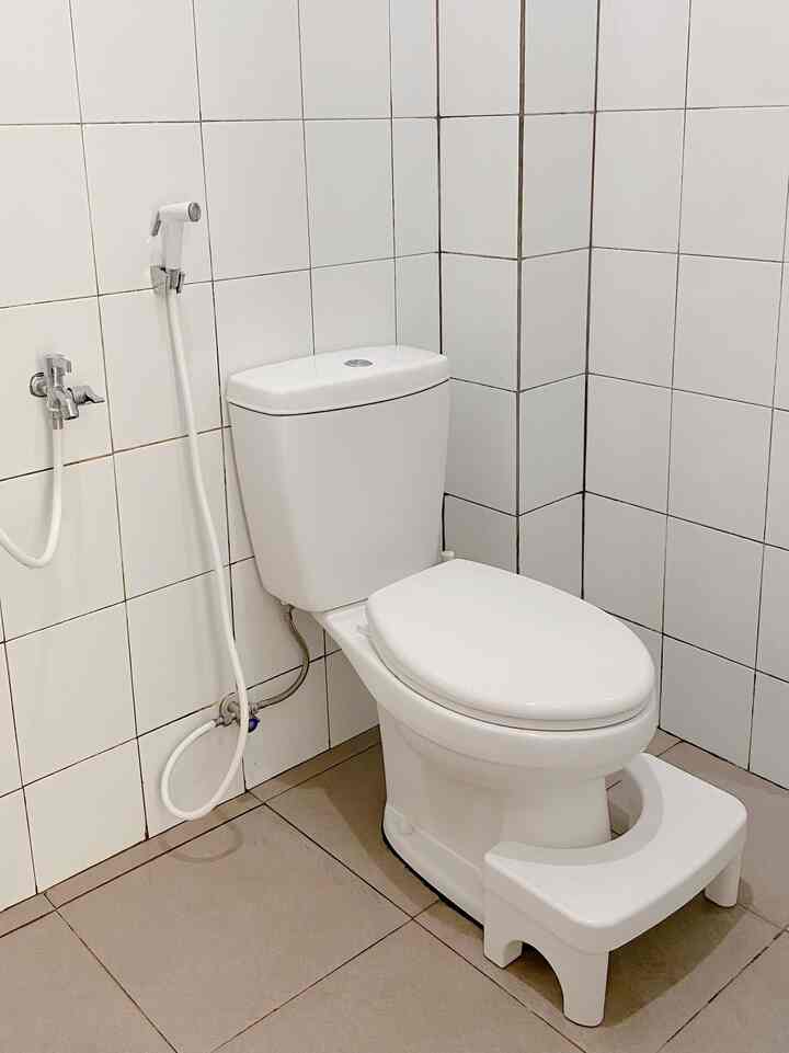 Inspirasi kamar mandi yang didesign developer, belum ada perubahan sama sekali. Hanya, direquest keramik full sampai atas dan dibuatkan tempat sabun. Jadi ga perlu lagi cari rak untuk sabun san shampoo..

Oh yaa, karena area shower dan toilet berdekatan jadi diberi sekat yang sangat affordable. Gordyn IKEA.

Mudah dibersihkan dan tentu estetik menjadi point utama pemilihan gordyn ini. Kenapa sih harus pake gordyn, karena letaknya bersebelahan jadi area toilet mudah basah dan kotor.

Semenjak gordyn ikea dipasang toiletnya bisa jadi area kering dan mudah dibersihkan. Semoga menginspirasi🍃

#Bathroom #kamarmandi #botolrefillsabun #bathroominspo #kamarmandireview 
