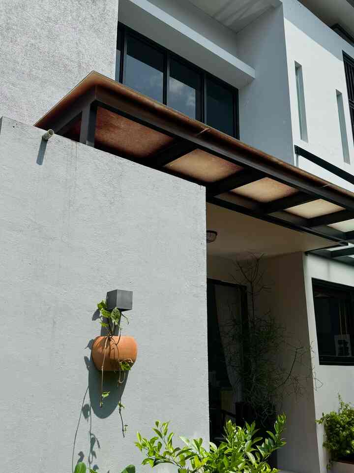 Design Rumah indoor outdoor
Lokasi di dataran tinggi, dengan udara yang sejuk jatuh hati sama lokasinya

Kami design introvert, tidak punya teras luar, jadi teras dan taman didalam, menikmati santai2 didalam rumah

Dengan ruangan yang open plan, agar terlihat lapang dan luas

Akhirnya jadilah rumah seperti ini, yg kami idamkan walaupun tidak 100%, tetep ada plus minusnya
🤎🤍 

#bumitimi #myhomestory #perjalananrumahku #ceritarumahku #rumahindustrial #designindistrial #minimax #indooroutdoor