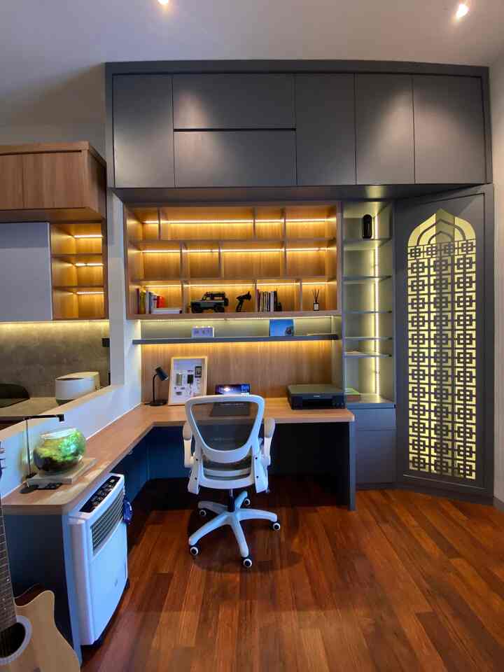 Ruangan Multifungsi untuk ruang kerja dan ibadah.

#homeoffice #workrrom #minilibrary #minimalis
