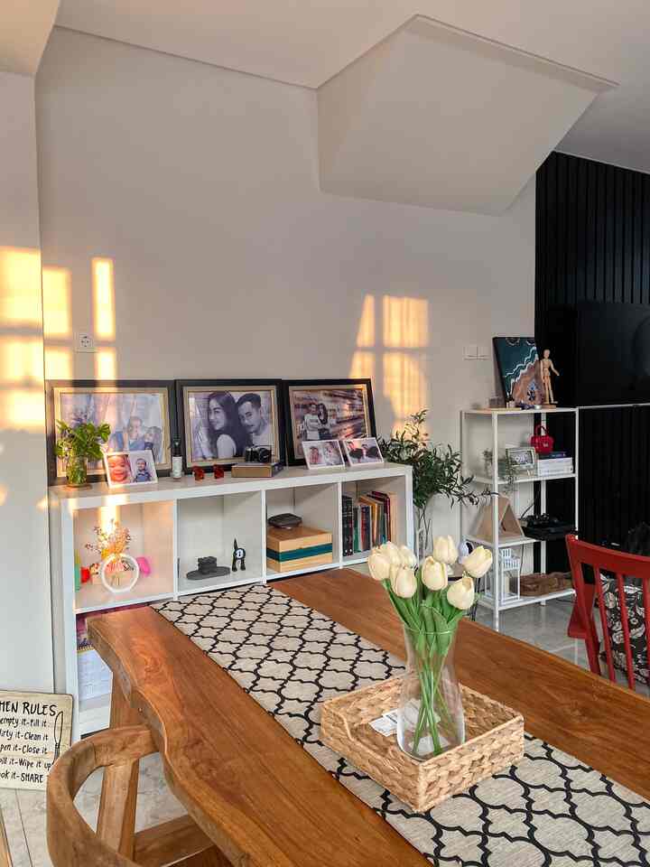 Favorite corner

Ada bagian sudut rumah yang tanpa lampu sorot pun setiap pagi tersorot alami oleh sinar matahari pagi  , ini bagian dari rumah ininyang kami sukai karna banyak nya bukaan dan kaca sehingga udara dan pencahayaan alami masuk ke dalam rumah

#sudut
#inspirasisudut
#naturallight
#inspirasiinterior
#segehouse