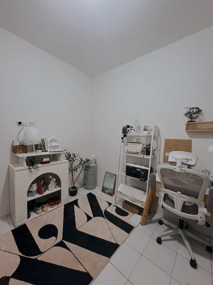 New corner di rumah yang jadi satu sama workspace. Bakalan jadi spot favorit sih ini. Apalagi udah ada reed diffuser nya HMNS dan akari lamp nya object rond studio yg udah lama ditunghu buat mengisi spot estetik di rumah 🫶🏻  #HMNS #akarilamp #objectrondstudio #newcorner #aestheticspot #BTNOAS7