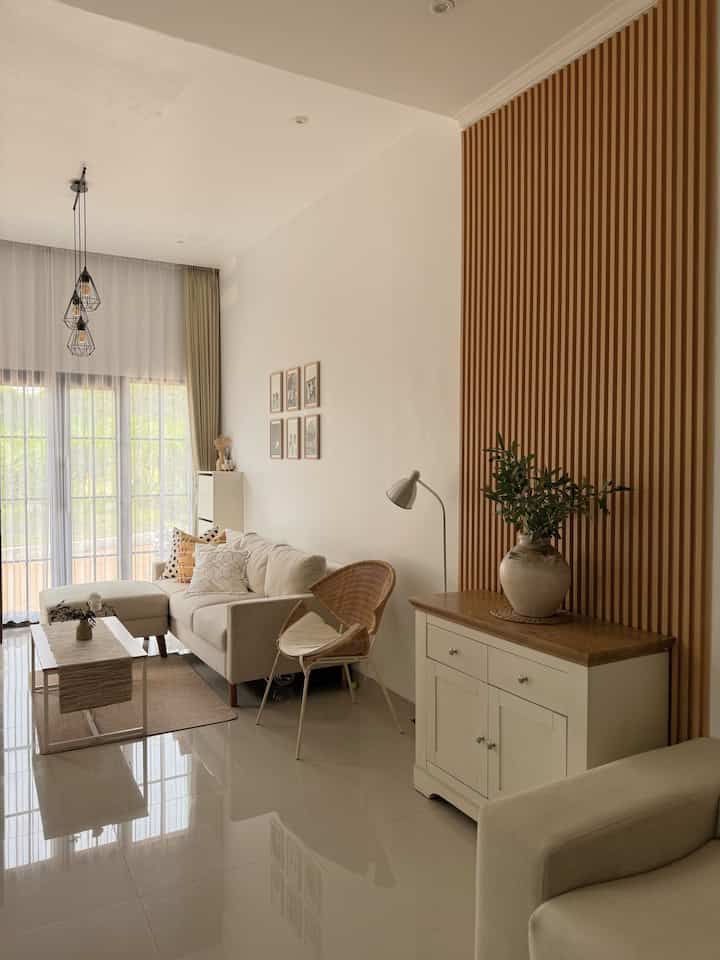 Spot pertama yang kami redecor dirumah adalah livingroom ini dan ternyata jadi sejatuh cinta ini sama livingroom di Casathehils 🫶🏻

#BTNOAS7 #livingroom #livingroominspo #favoritspot 