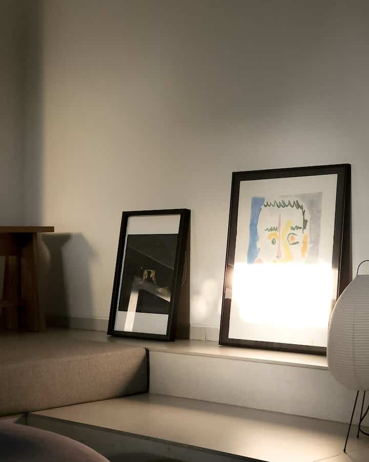 Sudut-sudut favorit dirumah kami, yang banyak dihiasi dengan artwork, dan hijau-hijauan agar tetap terkesan adem dan organic 🍀

#IssetHouse #InspirasiRumah #DekorasiRumah #TanamanRumah #Scandinavian #RumahModern