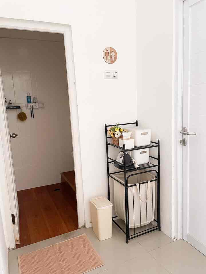 Kamar mandi sederhana di rumah ini, ngga luas tapi tetep nyaman dipake sehari-sehari. Sengaja dominan warna putih supaya keliatan bersih & luas 

Dengan beberapa dekorasi biar ngga monoton, di bagian depan juga aku kasih laundry rack buat naru persabunan & baju kotor

Semoga menginspirasi ❤️

#BathroomIdeas #KamarMandi #InspirasiKamarMandi #DesainKamarMandi #KamarMandiMinimalis #BathroomInspo