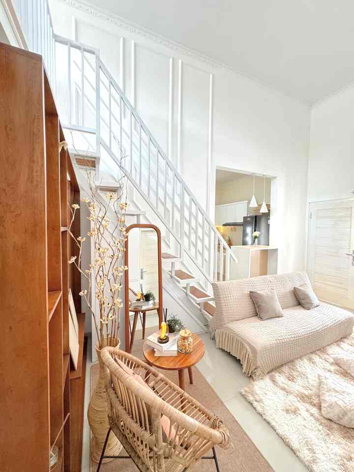 • Tentang @sweethome_a2 •

Kami memilih membangun rumah dari nol, 
Dari tanah pekarangan di pedesaan, hingga menjadi rumah mungil, 

Kami memilih membangun rumah perlahan dari rumah yang bangunan kecil hingga dibuat mezzanine untuk memaksimalkan ruang, 

Kemudian perlahan ditumbuhkan menjadi rumah yang sekarang mulai punya backyard 🌱✨

Nextnya masih panjaang perjalanan rumah ini. 
Mungkin menambah bangunan? Atau menambah area outdoor biar lebih seruu! 
Let's see!👀 
Semoga nextnya bisa masih selalu bisa berbagi cerita tentang rumah ini di aplikasi ohouse! 🤍✨

Note :
Slide ke 1 : di awal rumah ini muncul mezzanine ditengah-tengah rumah sebagai ciri khas rumah ini
Slide ke 2 : foto dari lantai mezzanine
Slide ke 3-4 : taman menjadi tempat favorite
Slide ke 5 : after >> taman di belakang rumah 
Slide ke 6 : before >> sebelum adanya taman 

#MyHomeStory #PerjalananRumahku #CeritaRumahku