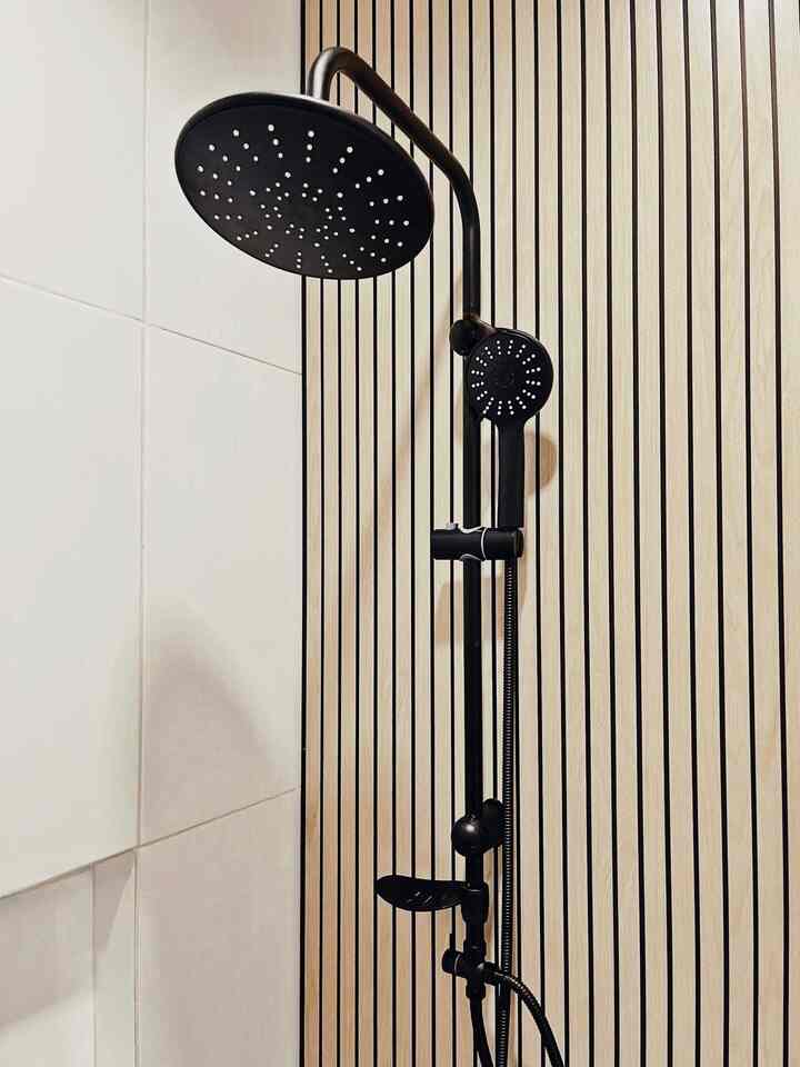 Japandi Bathroom •

Awalnya kamar mandi bawaan developer ini bertema minimalis dengan dinding full keramik berwarna putih. Namun karna adanya masalah kebocoran pada saluran pipa shower yang mengharuskan kami untuk bobok tembok, aku dan suami memutuskan untuk makeover kamar mandi menjadi tema wood ala japandi. Kami mengubah sisi dinding dengan menambahkan kisi kisi woodpanel. 

#BathroomIdeas
#BathroomInspo
#KamarMandiMinimalis
#InspirasiKamarMandi
#JapandiBathroom
#DesainKamarMandi
#JapandiStyle