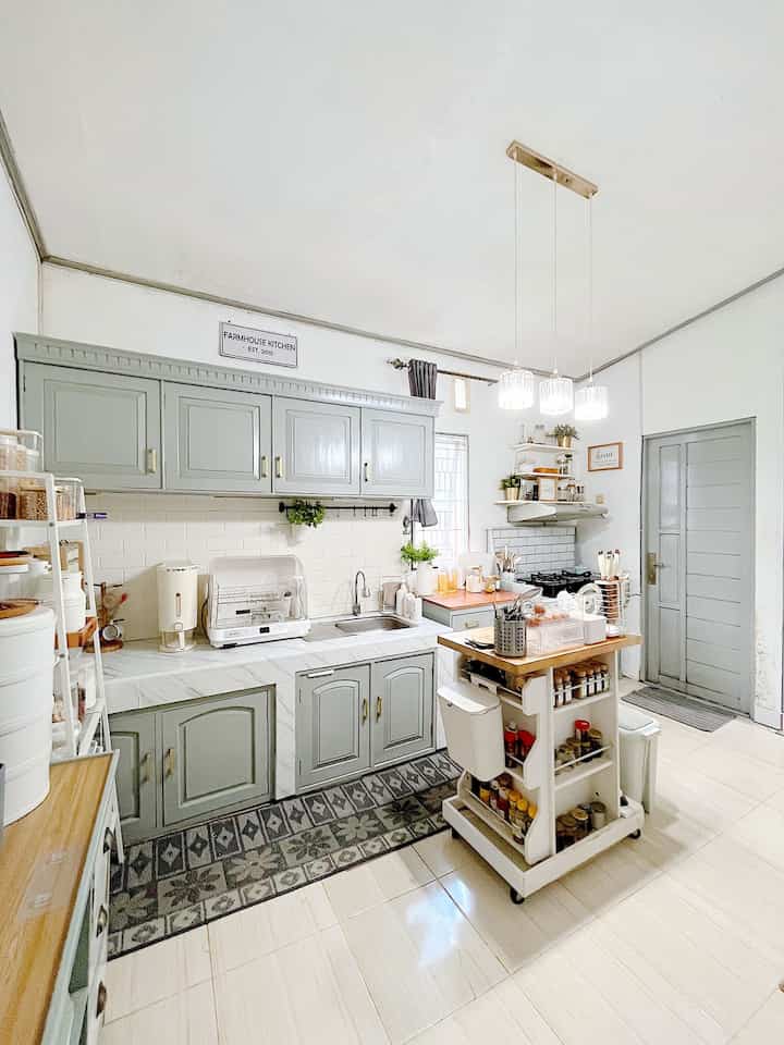 Aku berjodoh dengan rumah ini di tahun 2015. Alhamdulillah, Rumah yang masih ditengah kota dengan budget yang bisa kami jangkau. Awalnya rumah ini tipe 45, dengan luas bangunan 6x8 saat itu. 2 kamar tidur tanpa dapur.

Dari tahun 2015 - 2023, Aku merenovasi 3 tahap. 
2015: Menambah dapur + 1 kamar mandi. Bangun Garasi + gudang.
2020: menambah 1 kamar tidur dan ruang makan. 
2023: renovasi garasi
2024: luas rumah ku sekarang di 11x11 m2, melebar ke samping ngabisin sisa tanah , disisakan 50 cm kanan dan 50cm kiri untuk selokan dan jalan menuju belakang rumah. 

Total room:
1 ruang tamu
1 ruang TV
3 kamar tidur
2 kamar mandi
1 dapur
1 ruang makan
1 garasi, gudang, laundry

Buat aku rumah ideal itu adalah rumah yang akan selalu kamu syukuri, mau besar atau kecil yang penting bersih dan di tata sesuai selera pemilik rumah 🥰 
 #MyHomeStory
#PerjalananRumahku
#CeritaRumahku #Homedecor #dekorasirumah #homeinspiration #homeideas #interiorstyling #rumahcantik #desainrumah #inspirasirumah #desainrumahminimalis #desainrumah #rumahminimalis #rumahkorea  #vintagehome #modernfarmhouse #rumahyasmine 