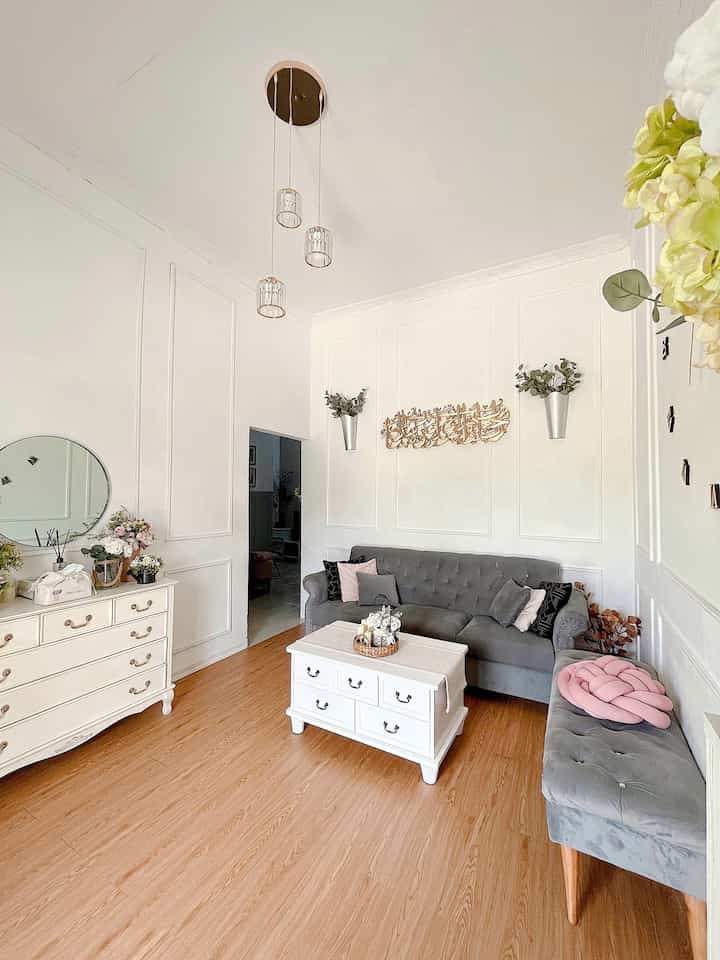 Living room ku,putih, abu, coklat dan gold 🥰 #Homedecor #dekorasirumah #homeinspiration #homeideas #interiorstyling #rumahcantik #desainrumah #inspirasirumah #desainrumahminimalis #desainrumah #rumahminimalis #rumahkorea  #vintagehome #modernfarmhouse #japandi #americanclassic #livingroom #rumahyasmine