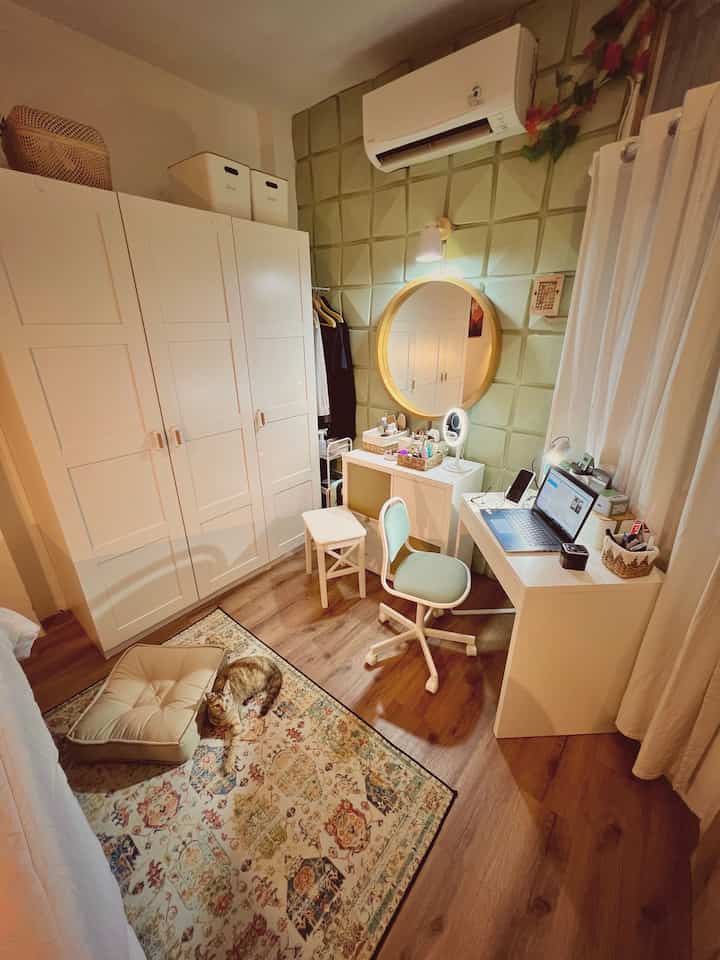 𝙍𝙐𝘼𝙉𝙂 𝙆𝙀𝙍𝙅𝘼 𝘿𝙄 𝙆𝘼𝙈𝘼𝙍 𝙏𝙄𝘿𝙐𝙍
.
Pakai yang minimalis dari Ikea, harusnya ini untuk
meja belajar anak lebih tepatnya hihihi. Karena kebetulan badanku memang kecil yah fine2 aja pakai meja ini dan ini yang paling pas untuk kamar 3x5m2, mau dikasih yang lebih besar lagi , agak males mikir dan geser2 nya 😄🫣, sementara ini dulu, Urgent matter (kebutuhan kerja untuk posisi yang enak saat menggambar).

Tips untuk memilih furniture :
1. Ukur ruangan yang akan ditambah furniture
2.Ukur furniture yang akan dibeli, jangan dilihat dari model dan rasa suka sama barangnya saja, ukuran no 1, model sudah bagus tapi kalau tidak muat di ruangan itu malah menjadi tidak enak dipandang mata
3. Pilih material yang awet dan tahan lama, supaya bisa dipakai dalam jangka waktu lama
4. Furniture yang sudah dibeli, jangan lupa dijaga kebersihnnya 🥰.

Semoga tips ini bermanfaat ❤️
.
#ruangkerja #kamartidur #mejakerja #mejabelajar #meja #bedroom #ikea #karpet #karpetpermadani #KarpetPersia 
