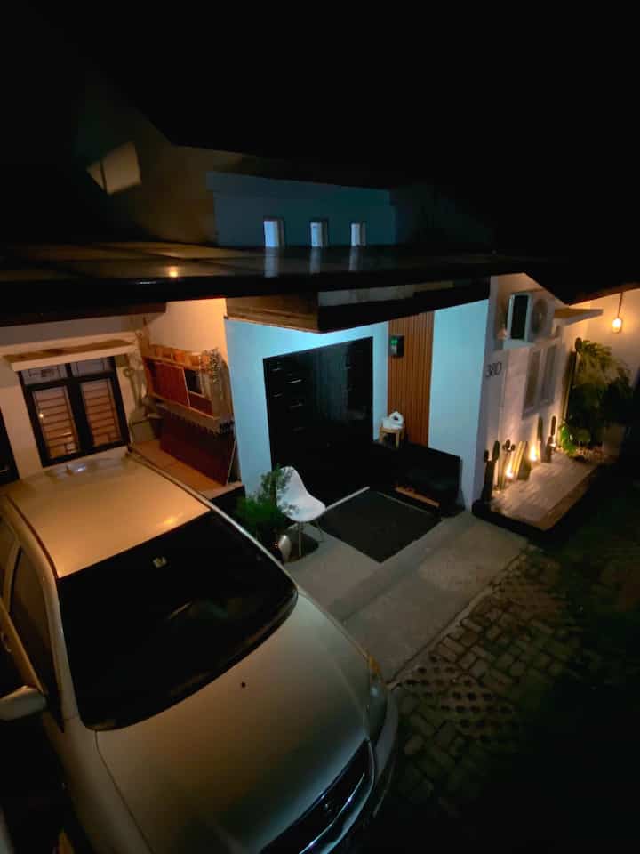 ➖ Night Mode at Lolla House

Happy weekend tetangga O!House,
Begini kondisi kalau #nightmode di #lollahouse.
Kita memakai banyak lampu warm white untuk ruangan agar terkesan lebih hangat dan cozy.

Semoga menginspirasi 🤎🖤

#nightmode #nightvibes #warmhouse #rumahmalamhari #lighting #rumahmungil #rumahdeveloper #rumahcluster #warmandboldhouse #warmandbolddecor #rustic #zarraawwrr #lollahouse 